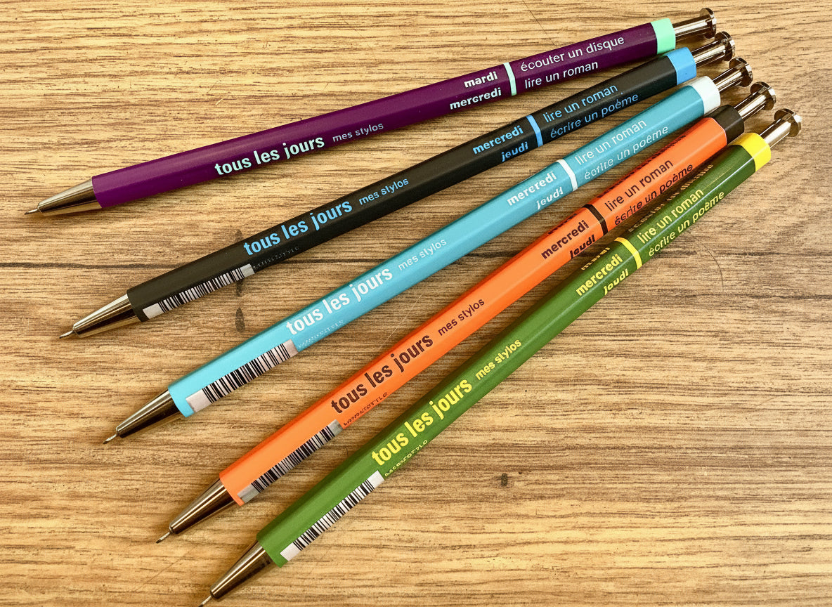 feiner Kugelschreiber von OHTO aus Japan, farbiger Holzschaft in 5 Farben, bei Polly Paper in Berlin-Mitte