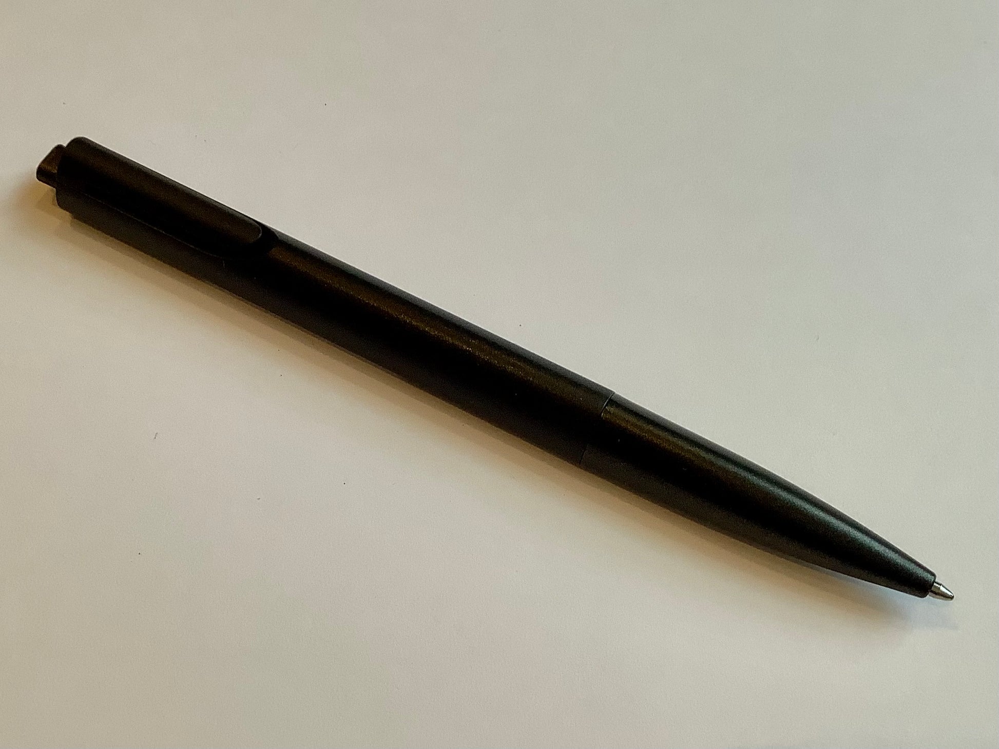 Druckkugelschreiber von Lamy in  schwarz.
Erhältlich bei Polly Paper in Berlin-Mitte