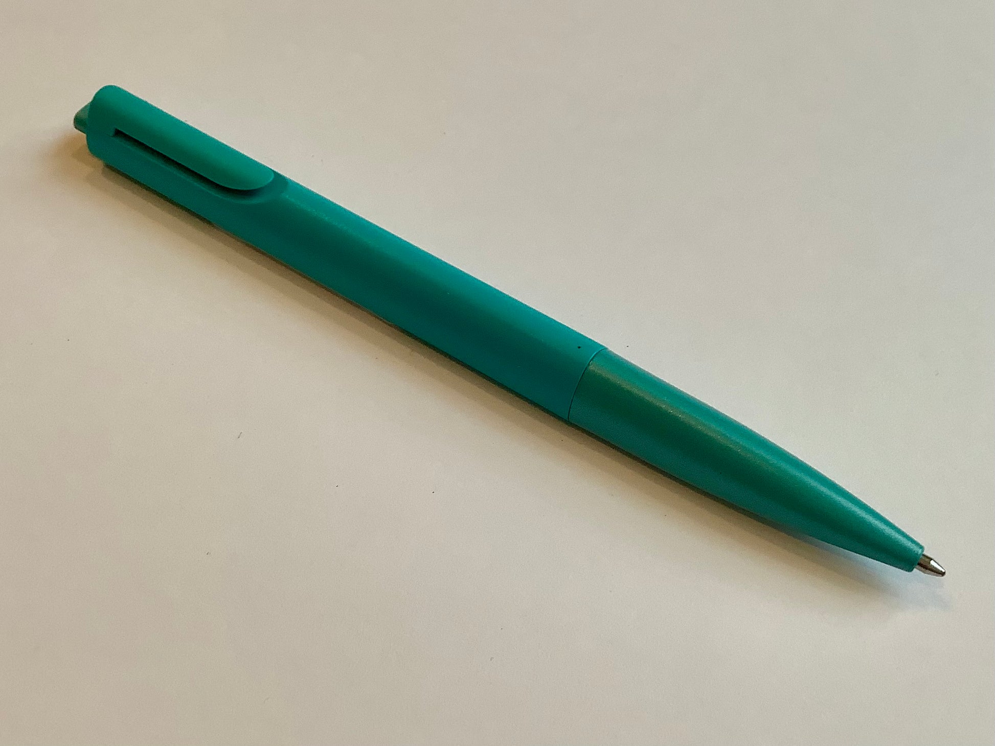 Druckkugelschreiber von Lamy in türkis.
Erhältlich bei Polly Paper in Berlin-Mitte