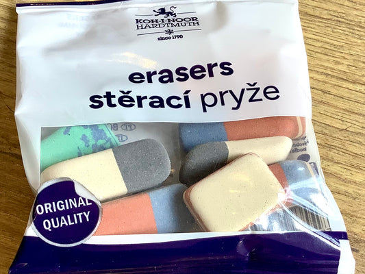 Eine Tüte mit 9 Miniradierern in schwarz-weiß, rot-blau und grün gemustert