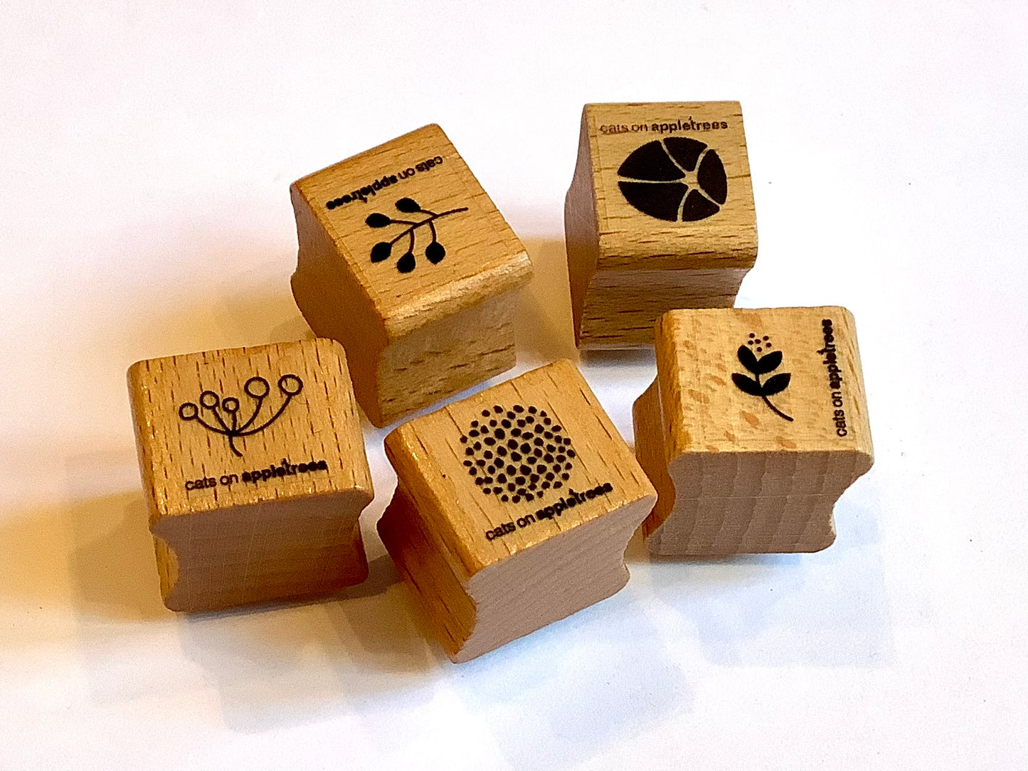 Kleine Holzstempel mit Blütenmotiven von Cats on Appletrees