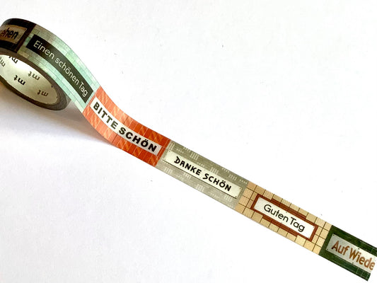 dieses Papier-Klebeband der Limited edition Berlin 2025 zeigt das Design der Berliner U-Bahn-Stationsschilder, auf denen aber nicht die Stations-Namen stehen, sondern Wörter wie bitte schön, danke schön, guten Tag etc.