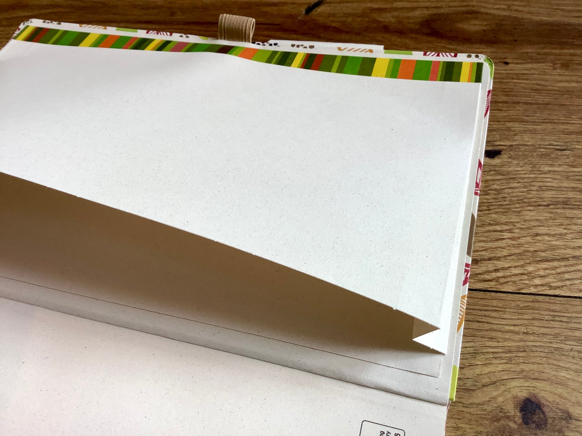 notizbuch-aus-apfelpapier-castelli-appeel Tasche