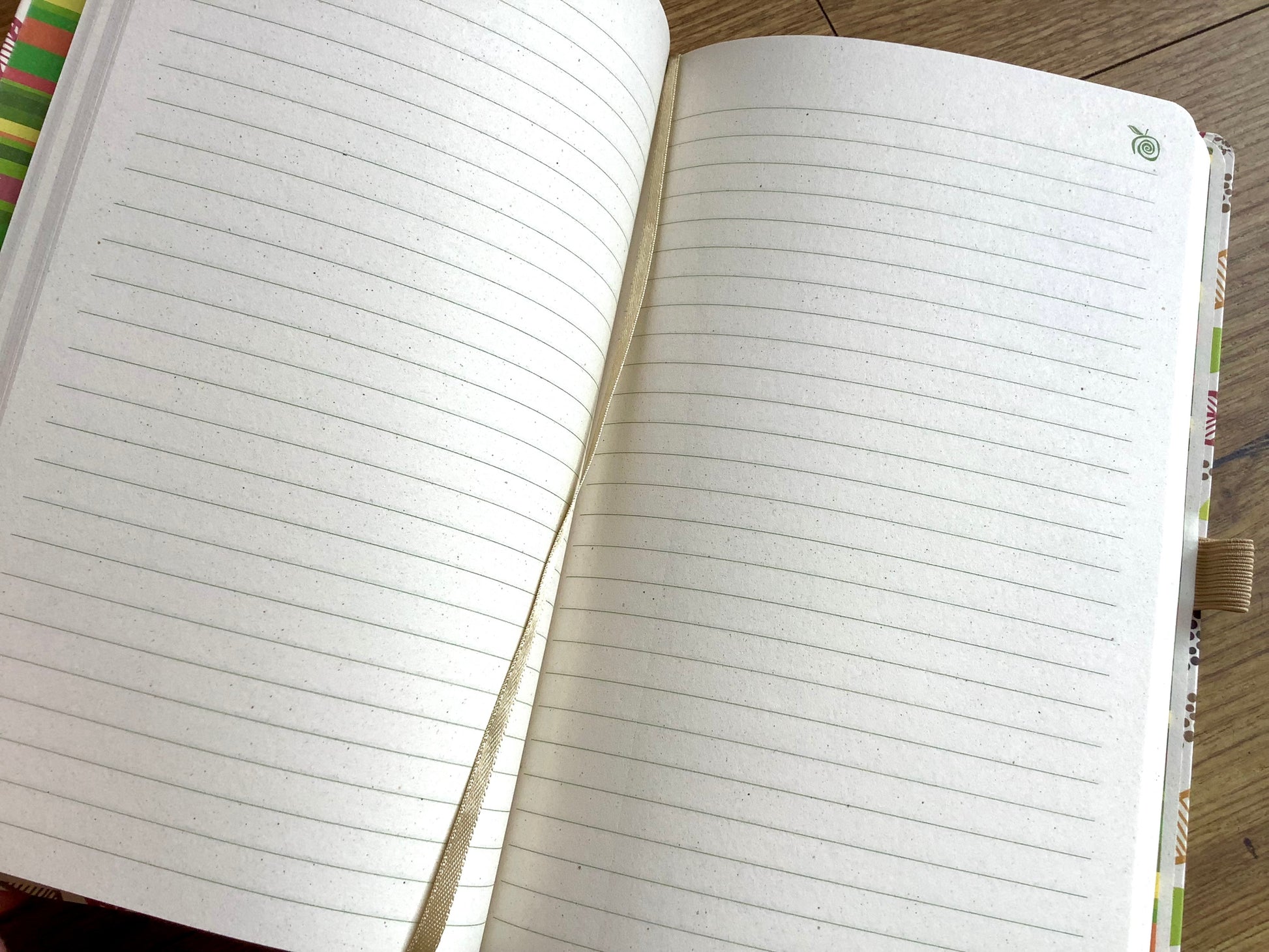 liniertes notizbuch-aus-apfelpapier-castelli-appeel-innen 