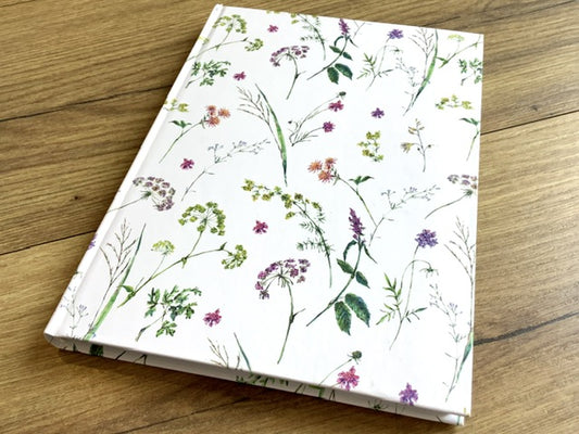 Notizbuch mit Hardcover in A5, Motiv Gräser und Blumen. Innen blanko 