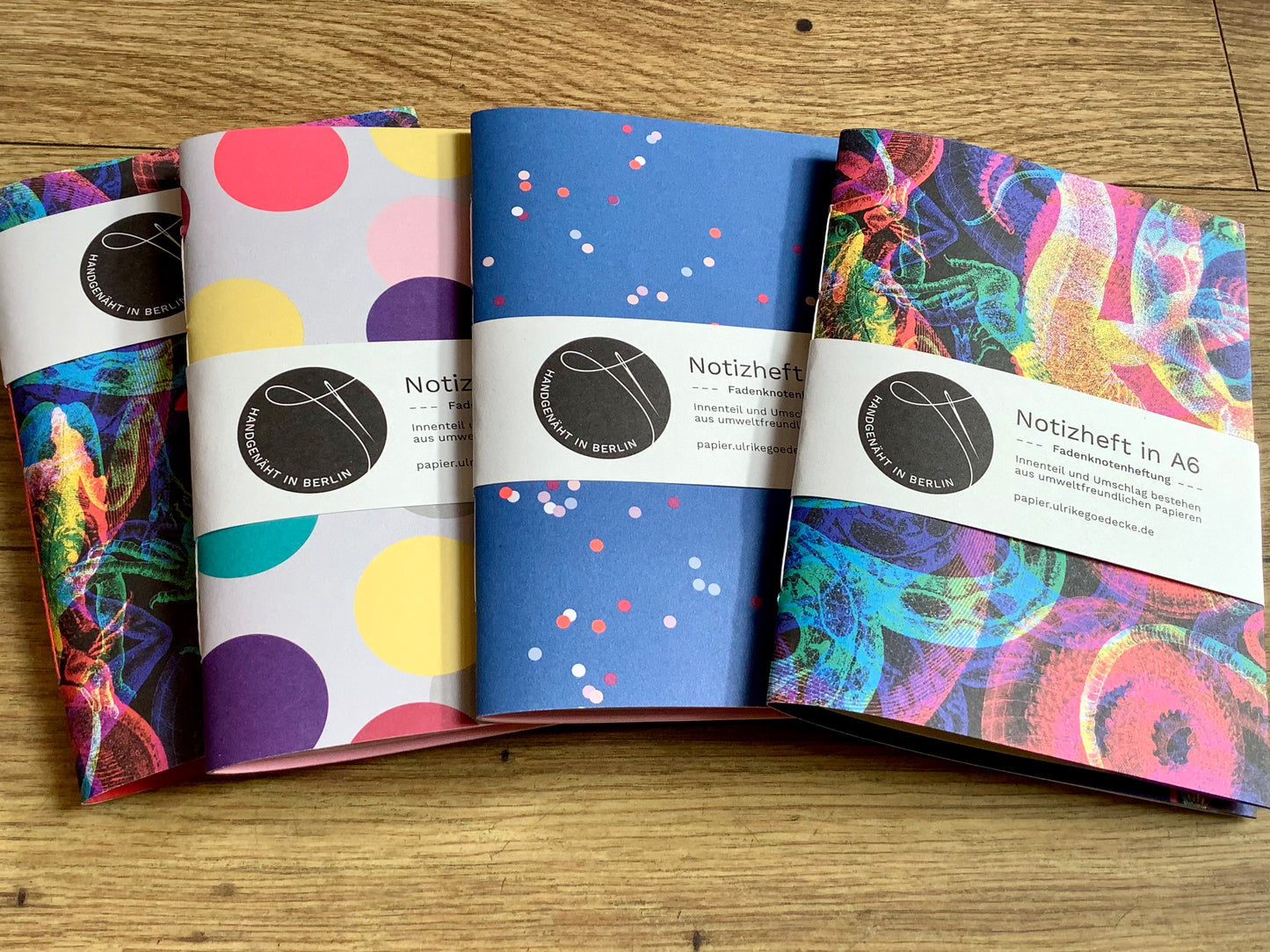 Fadengeknüptes Notizheft im A6-Fomat mit einem Cover aus bunt gemustertem Papier, innen unliniertes farbiges Recyclingpapier