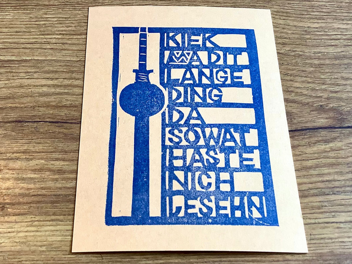 Handgestempelte Karte mit dem Berliner Fernsehturm in blau