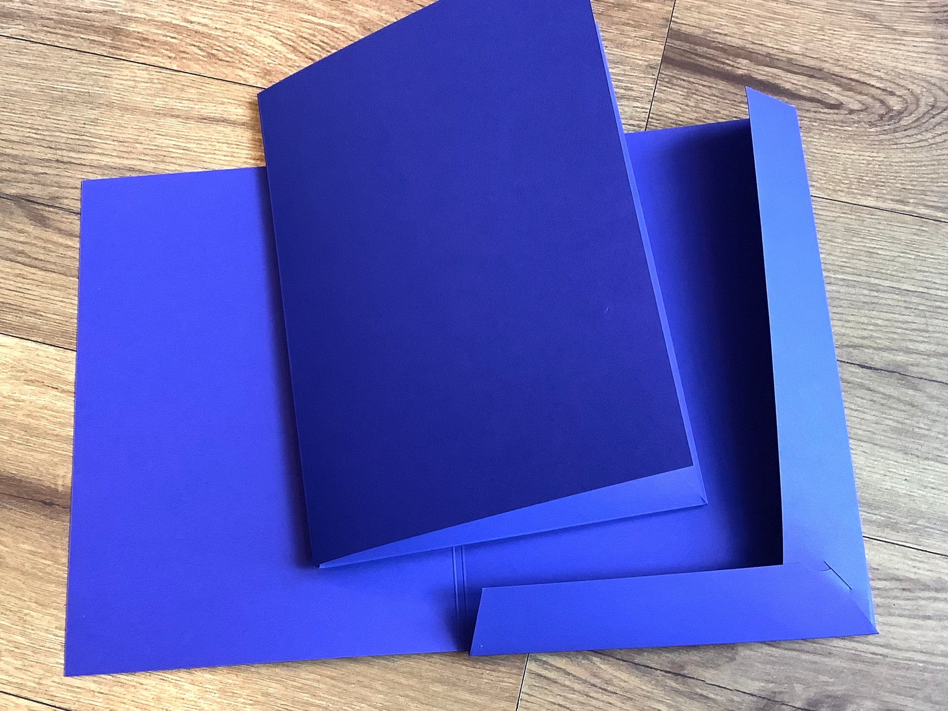 Blaue Pressemappe mit 2 Flügeln innen - Recyclingkarton