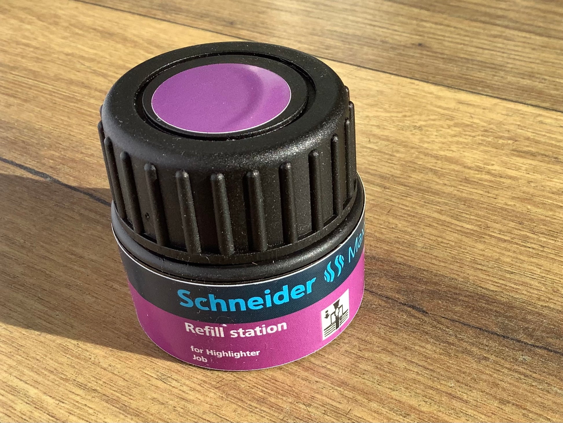Nachfüllungsdose lila für den Textmarker "Job" von Schneider.
Erhältlich bei Polly Paper - Umweltfreundlicher Bürobedarf in Berlin-Mitte