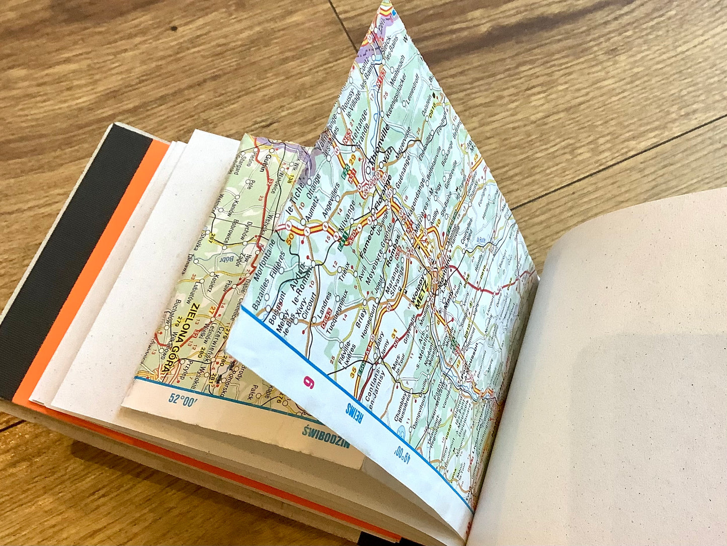 Ein Beispiel für die Extraseiten im Notizblock Reporter : ein Stück Landkarte. 
Zu kaufen bei Polly Paper in Berlin