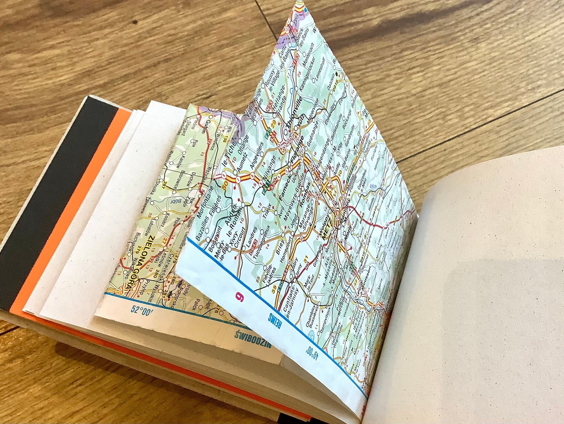 Ein Beispiel für die Extraseiten im Notizblock Reporter : ein Stück Landkarte. 
Zu kaufen bei Polly Paper in Berlin