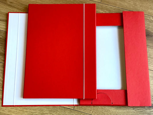 Rote Sammelmappe mit Gummizugverschluss, innen weiß
