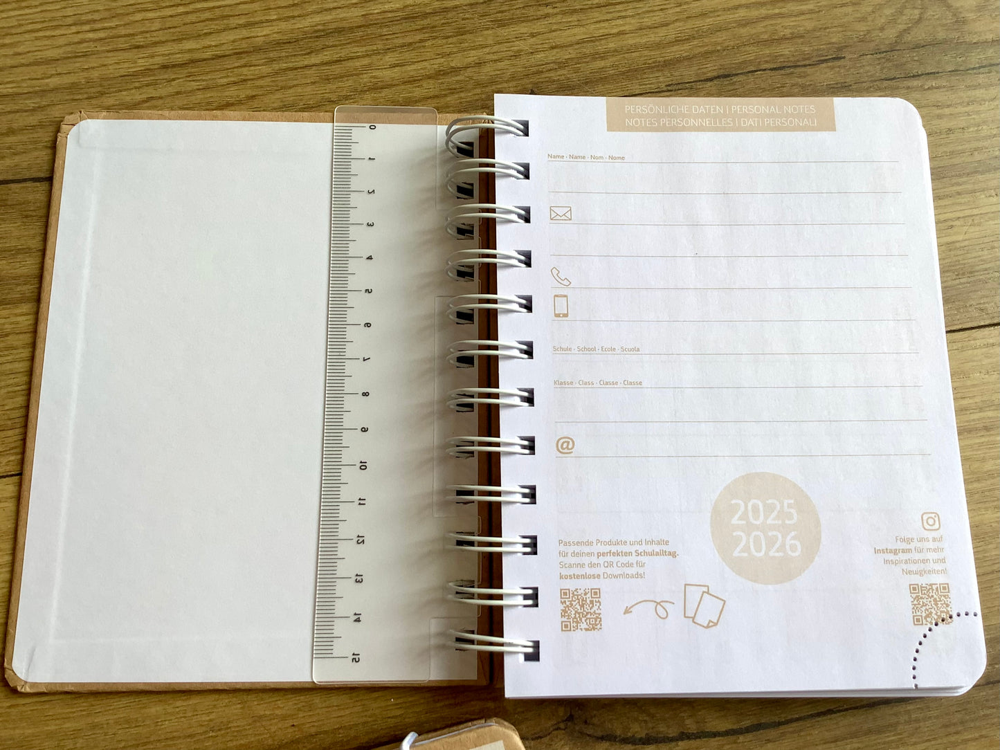 aufgeschlagener Schulkalender, auf der erste Seite kann man seine Adresse eintragen; transparentes Lineal 12cm dabei.