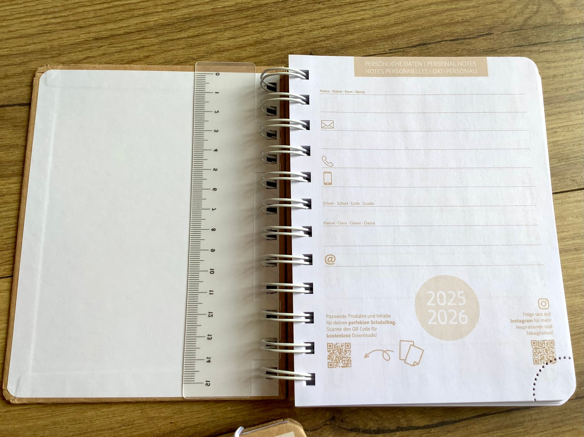 aufgeschlagener Schulkalender, auf der erste Seite kann man seine Adresse eintragen; transparentes Lineal 12cm dabei.