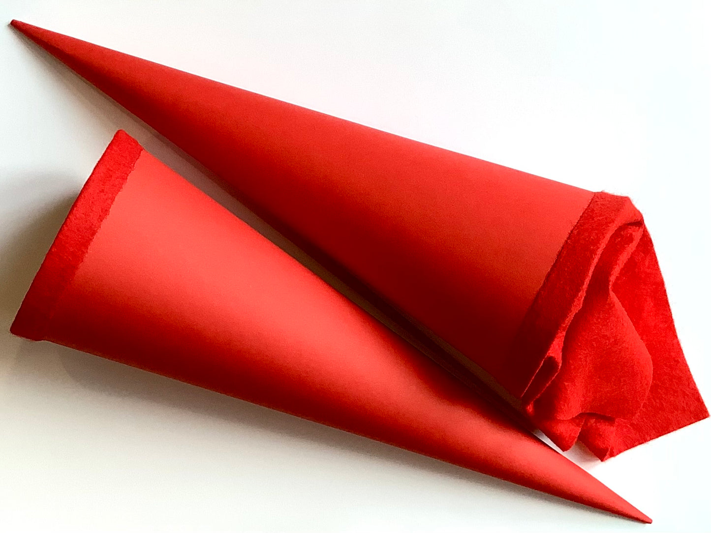 Rote kleine Schultüte (Zuckertüte) aus Karton mit Filzverschluss, 35cm lang von Goldbuch aus Bamberg.