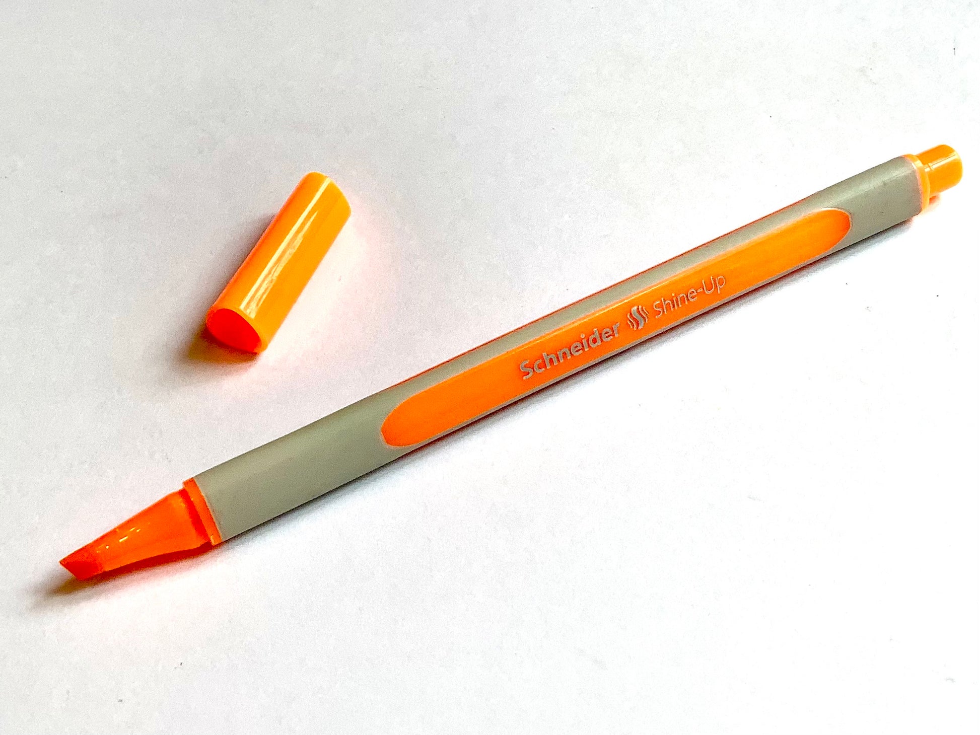 Schlanker Textmarker in orange aus Bioplastik - Bürobedarf in Berlin-Mitte