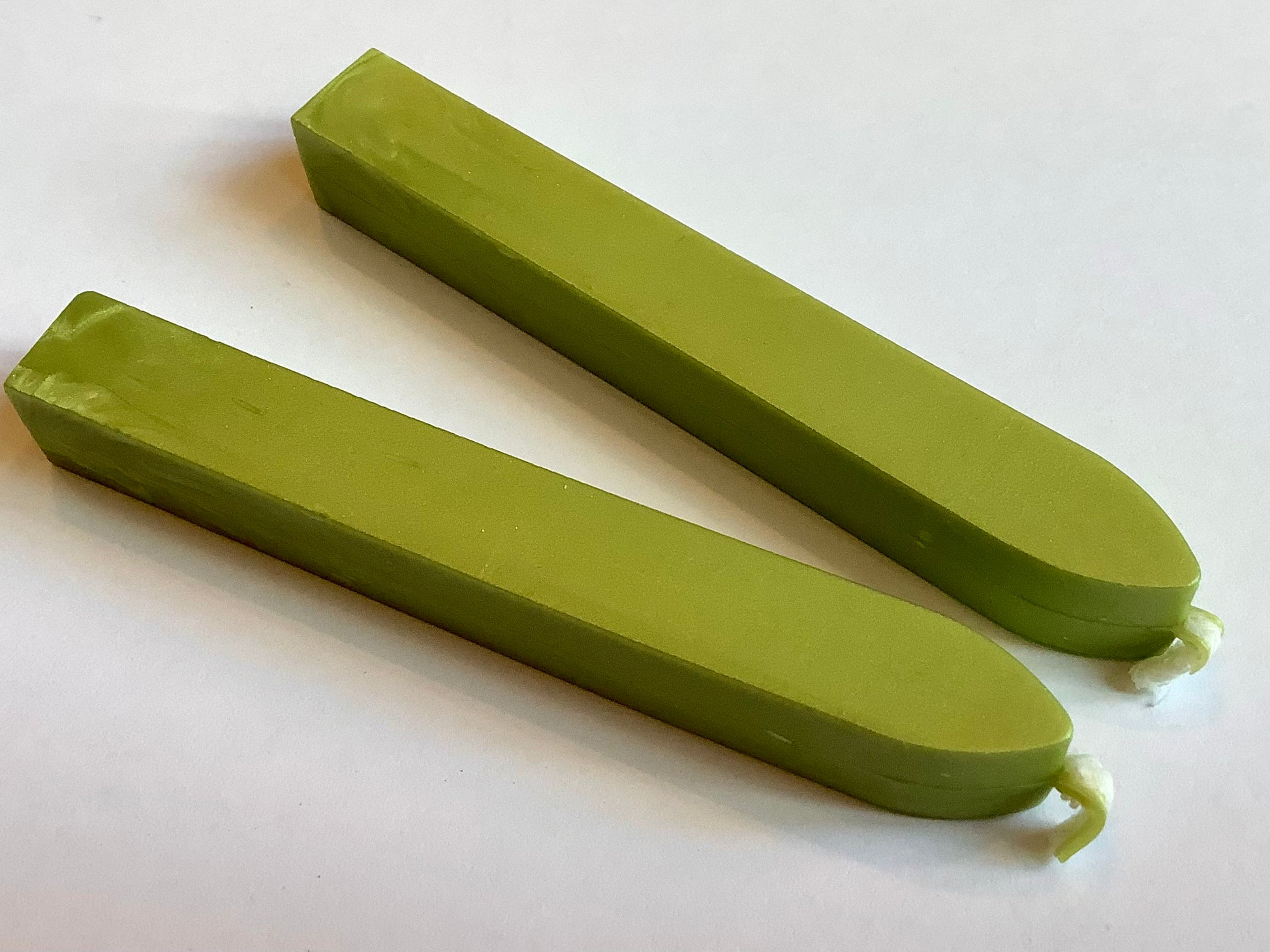 2 grüne Siegelwachsstangen