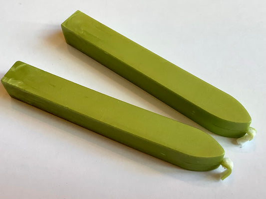 2 grüne Siegelwachsstangen