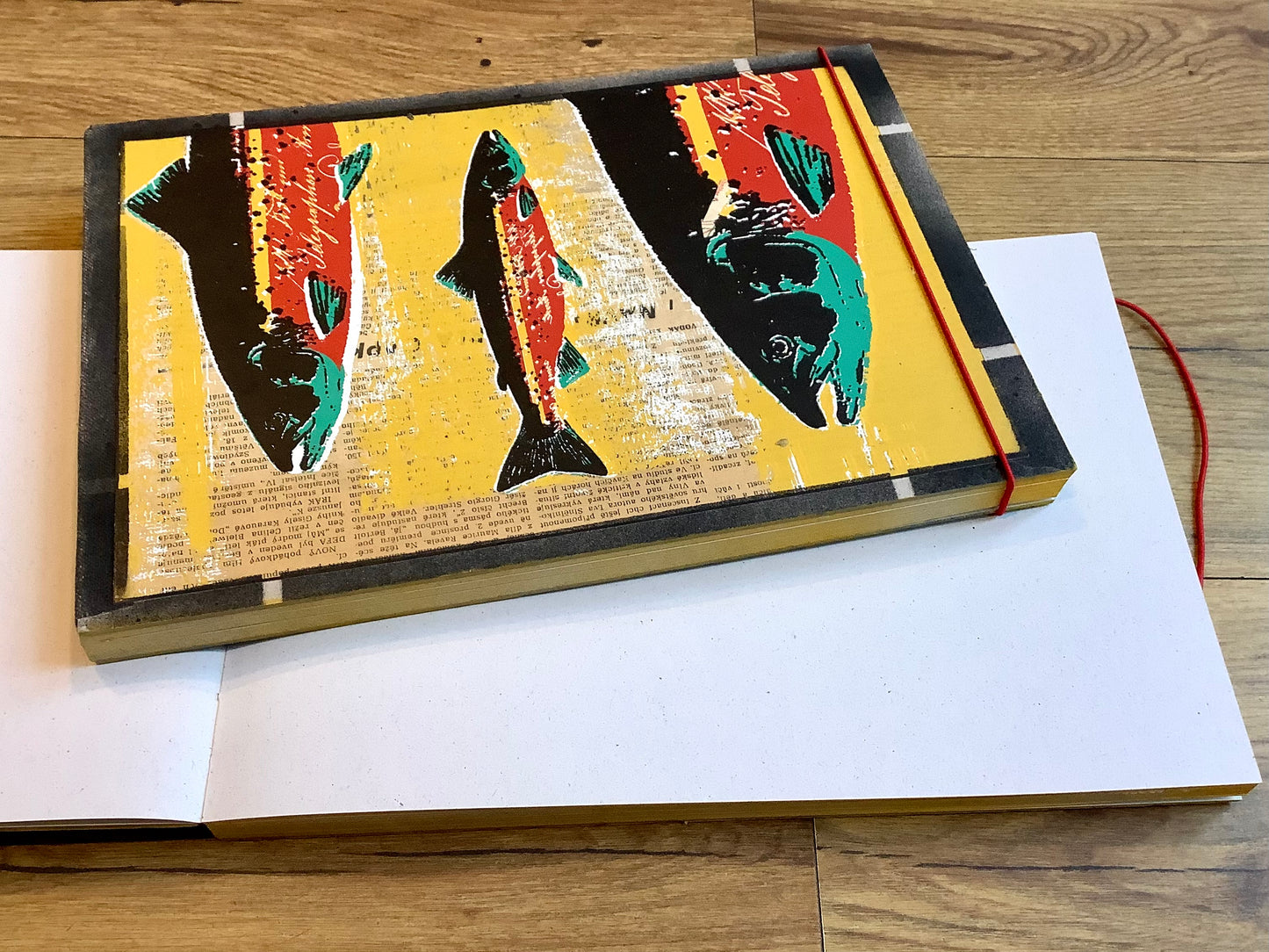 Skizzenblock in A4 quer mit einer bunten Fisch-Illustration auf dem Cover