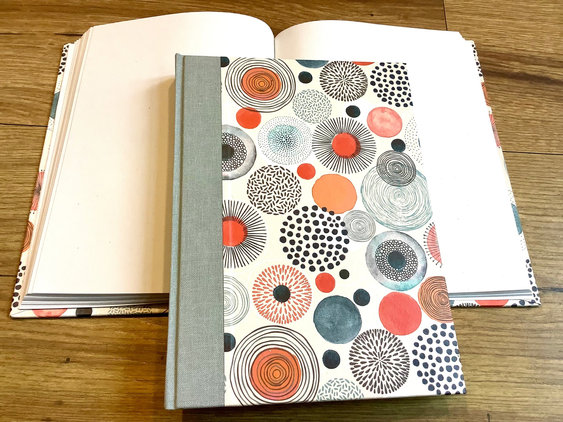 Skizzenbuch mit Leinenrücken, innen blanko / weiß, außen bunte Kreise und Kugeln und rot, blaugrau und schwarz - erhältlich bei Polly Paper - umweltfreundliche Schreibwaren in Berlin-Mitte