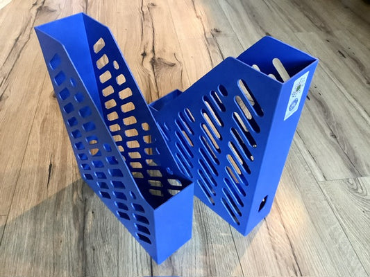 2 blaue Stehsammler aus Recyclingplastik, einer von vorne, einer von der Seite