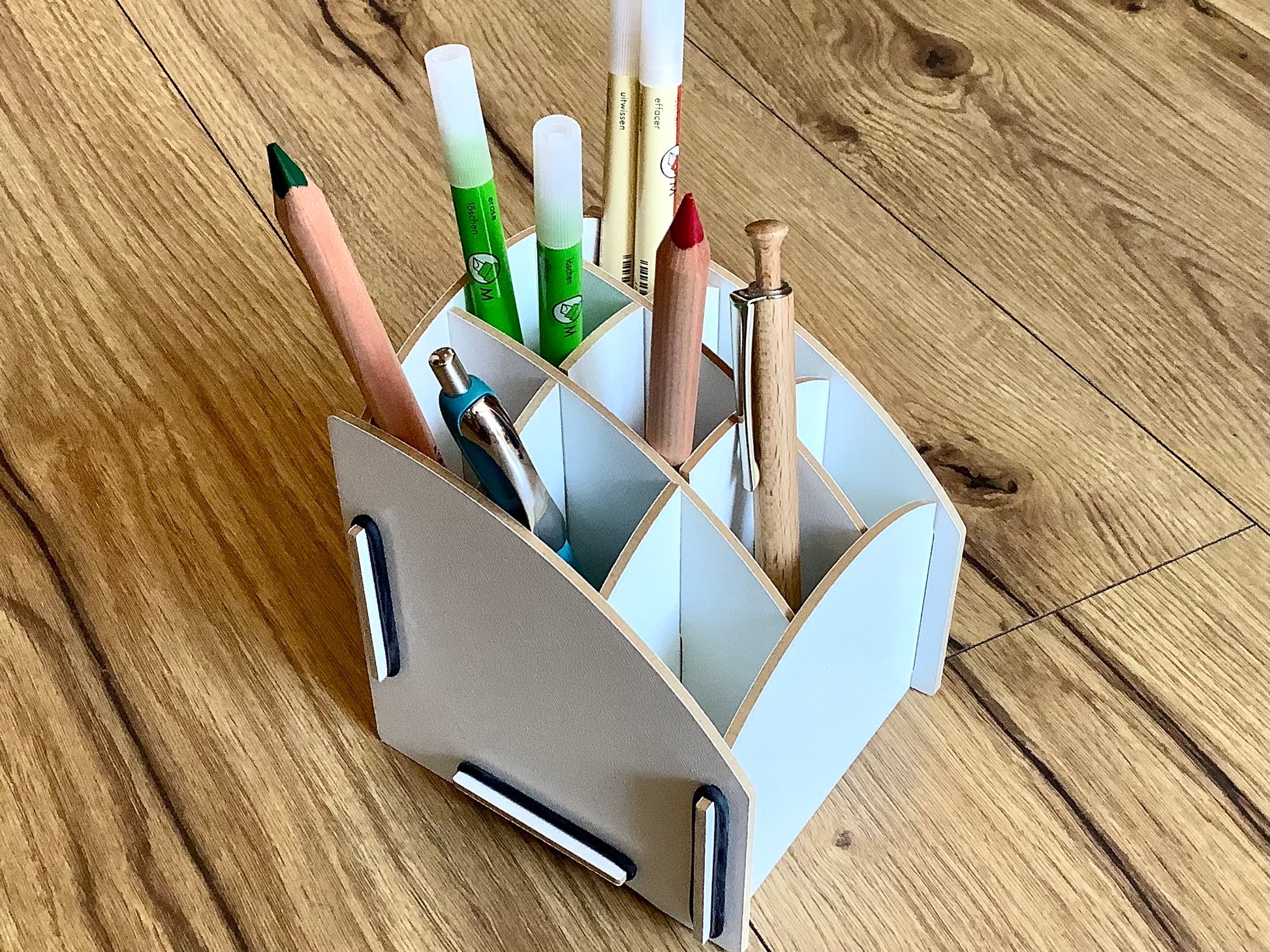weiße Stiftebox mit 9 Fächern