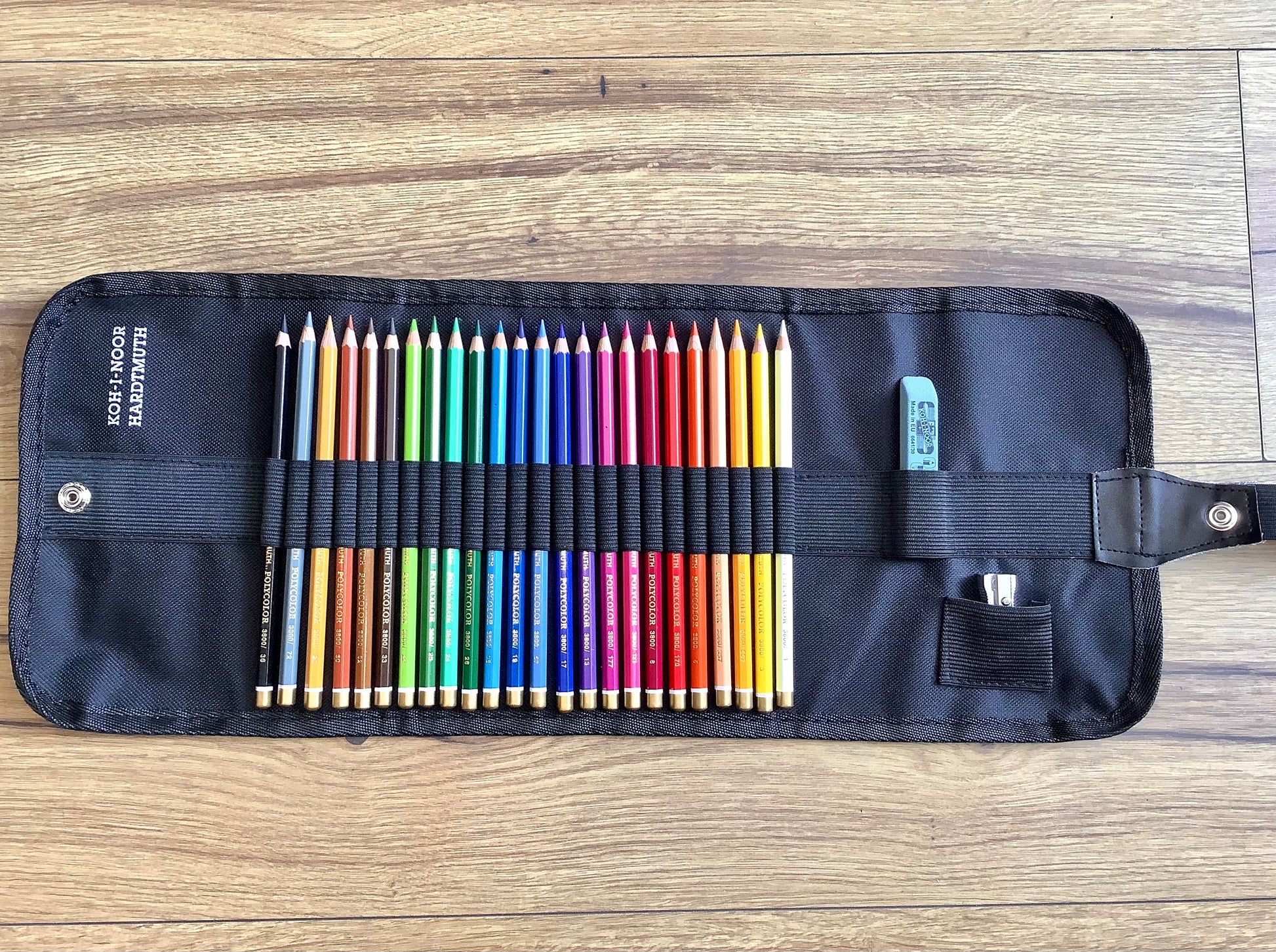 schwarze Nylon-Stifterolle mit 24 buntstifte  "Polycolor" von Koh-i-Noor