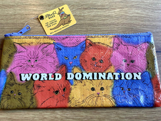 Federtaschen aus Recyclingplastik mit aufgedruckten bunten Katzen von blueq. bei Polly Paper in Berlin-Mitte