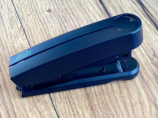 Umweltfreundlicher Tacker aus Recyclingplastik, schwarz, von novus, bei Polly Paper in Berlin-Mitte