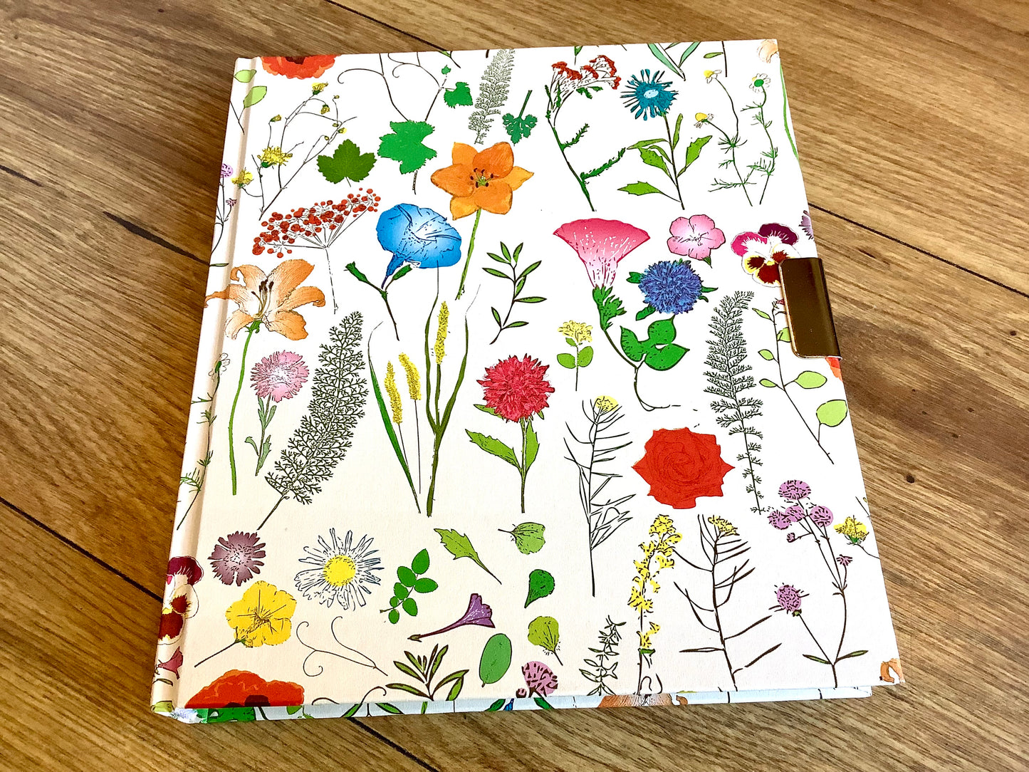 abschließbares Tagebuch mit unlinierten Seiten. Auf dem Cover verschiedene bunte Blumen und Gräser. Zu kaufen bei Polly Paper in Berlin-Mitte.
