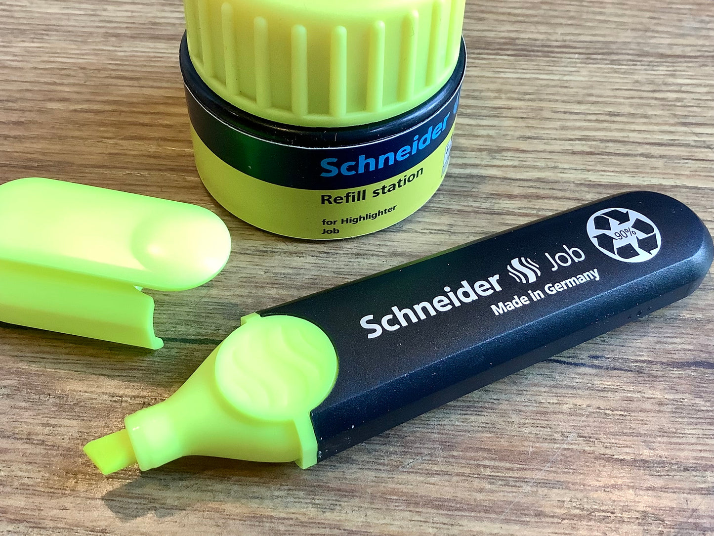 Nachfüllungsdose gelb für den Textmarker "Job" von Schneider.
Erhältlich bei Polly Paper - Umweltfreundlicher Bürobedarf in Berlin-Mitte