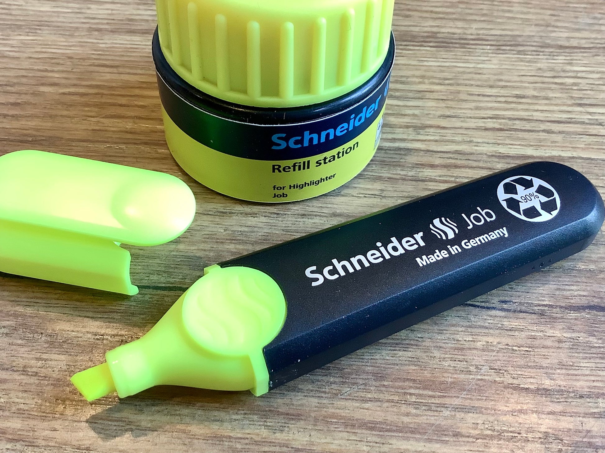 Nachfüllungsdose gelb für den Textmarker "Job" von Schneider.
Erhältlich bei Polly Paper - Umweltfreundlicher Bürobedarf in Berlin-Mitte