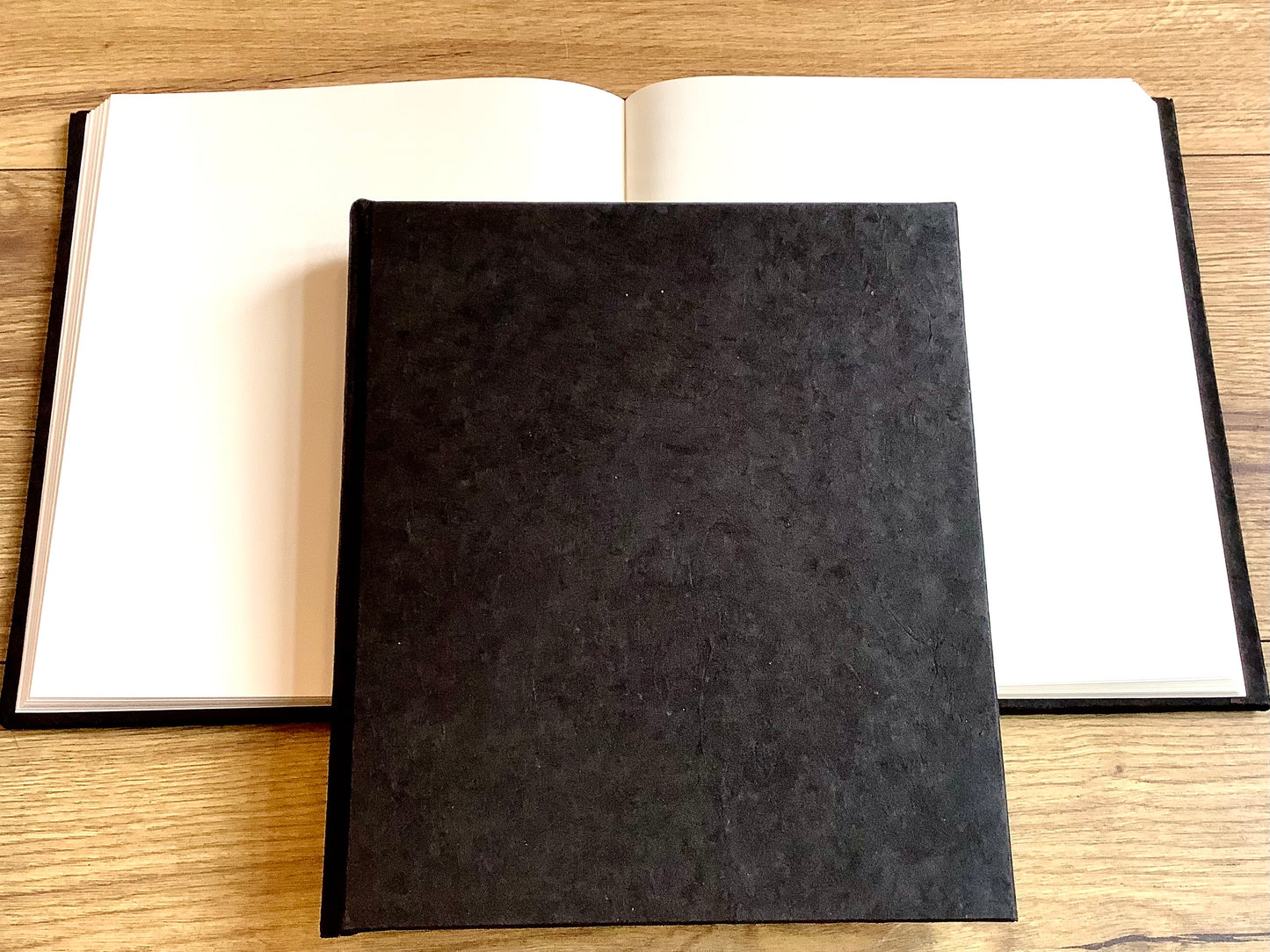Schwarzes Kondolenzbuch mit Blankoseiten innen