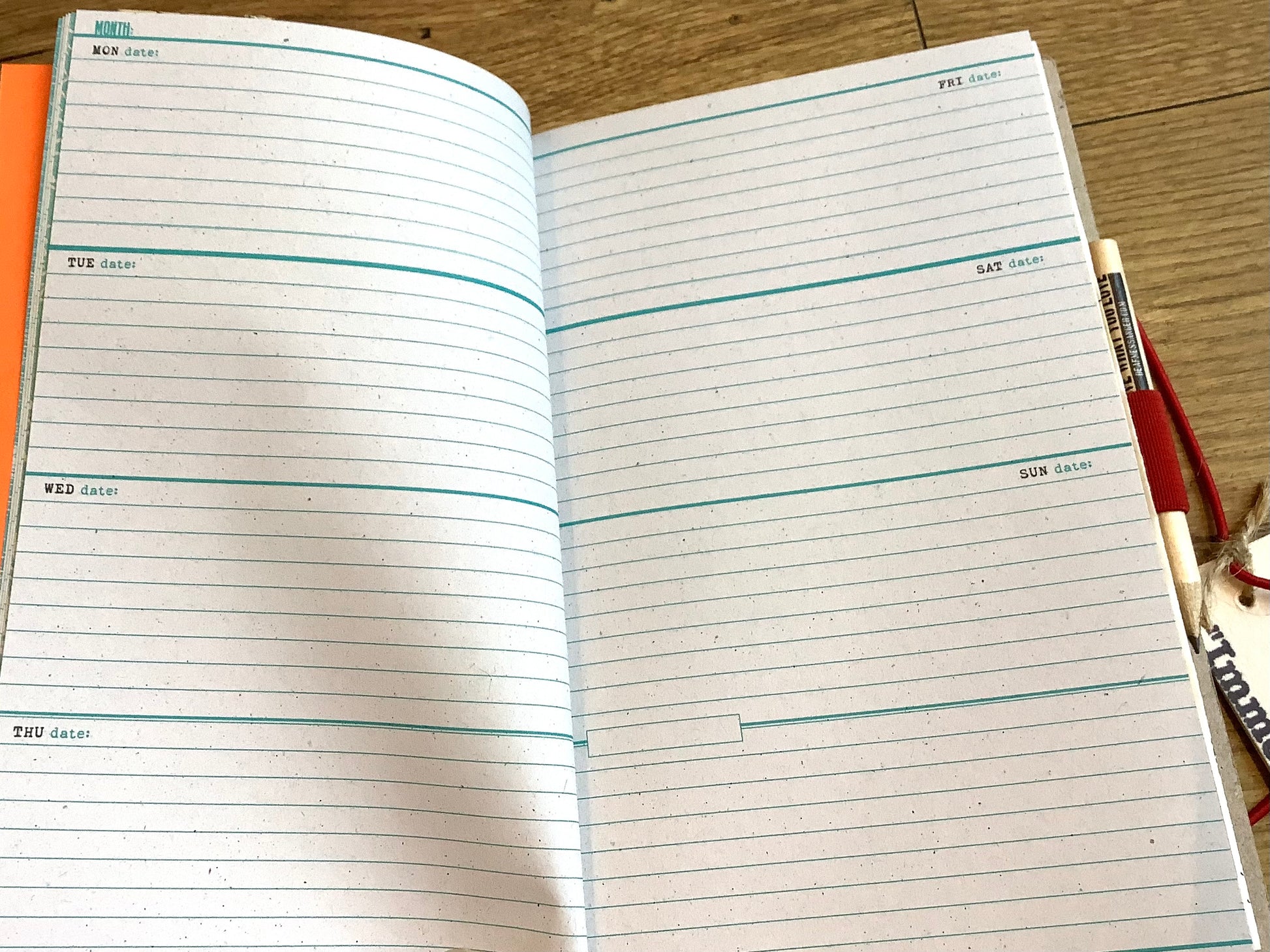 aufgeschlagene Doppelseite mit Wochenkalendarium. Es sind nur die Wochentage ohne Datum gedruckt.
Polly Paper in Berlin Mitte