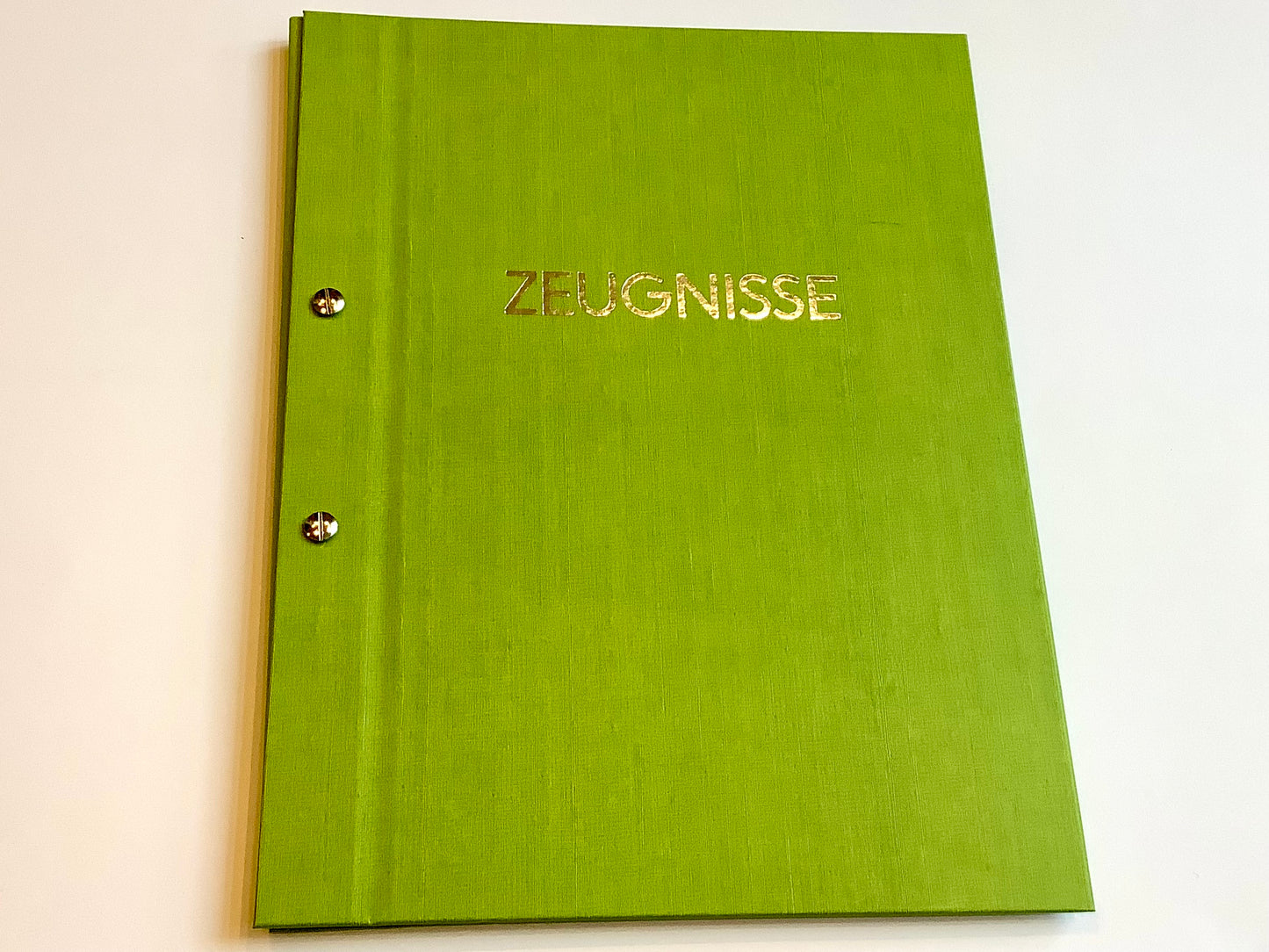 grüne zeugnismappe von goldbuch, schraubmappe