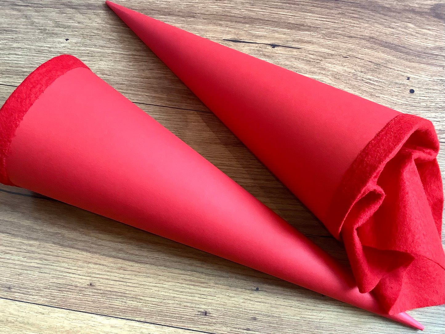 Rote kleine Schultüte (Zuckertüte) aus Karton mit Filzverschluss, 35cm lang von Goldbuch aus Bamberg.