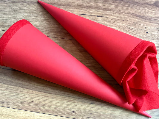 Rote kleine Schultüte (Zuckertüte) aus Karton mit Filzverschluss, 35cm lang von Goldbuch aus Bamberg.