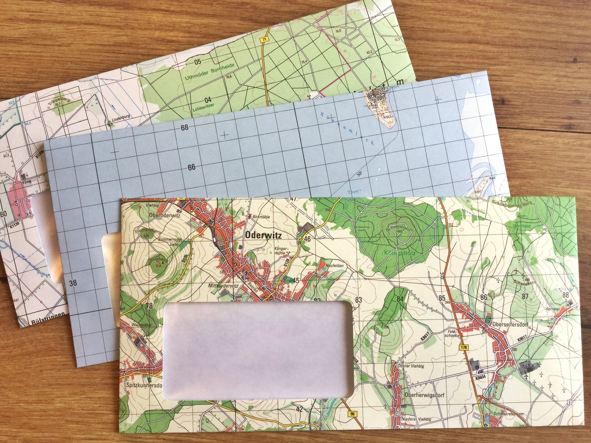 10 Design-Kuverts aus nicht mehr aktuellen Landkarten recycelt. Direktrecycling. 
Umweltfreundlicher Bürobedarf bei Polly Paper in Berlin-Mitte