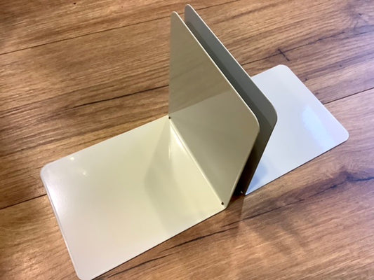graue Buchstützen aus Metall