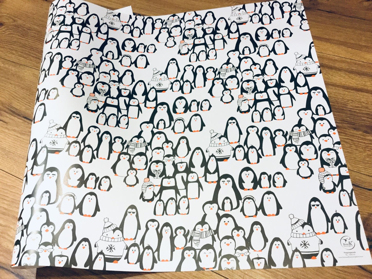 Geschenkpapier-Pinguinparade-winter-recycelt-bowhummingbird bei Polly Paper