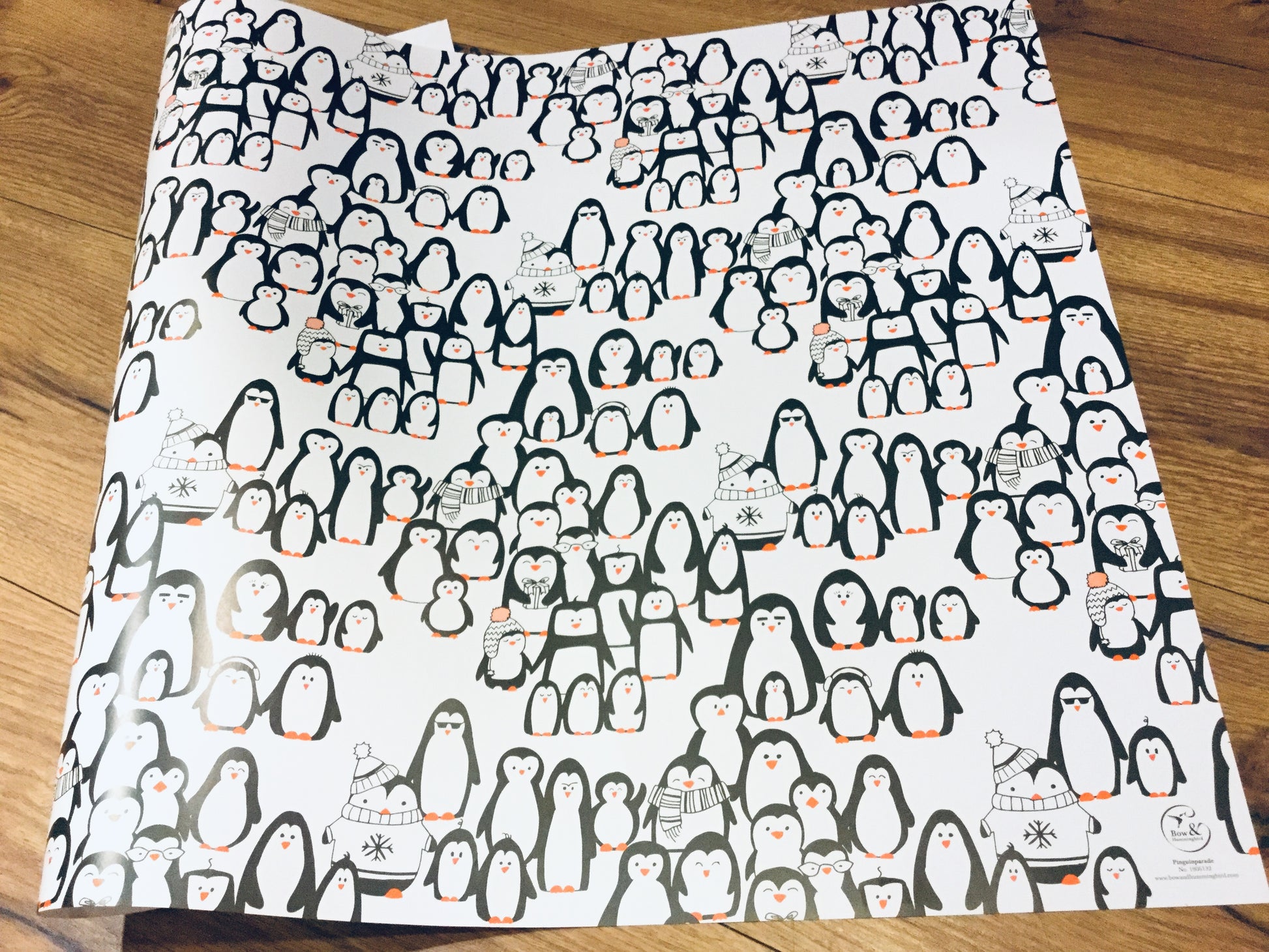 Geschenkpapier-Pinguinparade-winter-recycelt-bowhummingbird bei Polly Paper