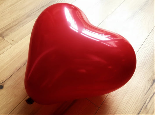 Roter Ballon in Herzform