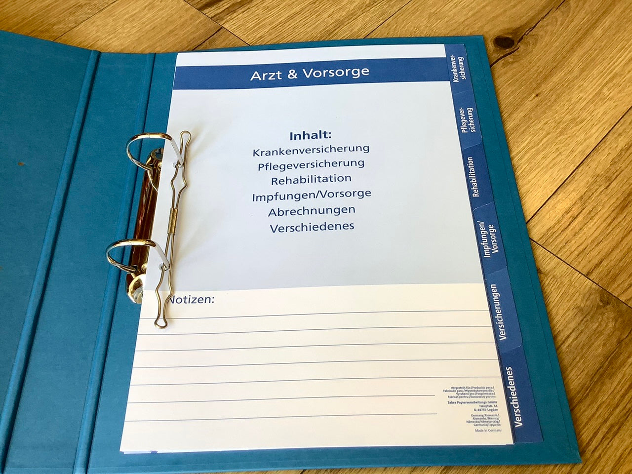 Innenansicht blauer Ordner mit Register zu  Vorsorgethemen