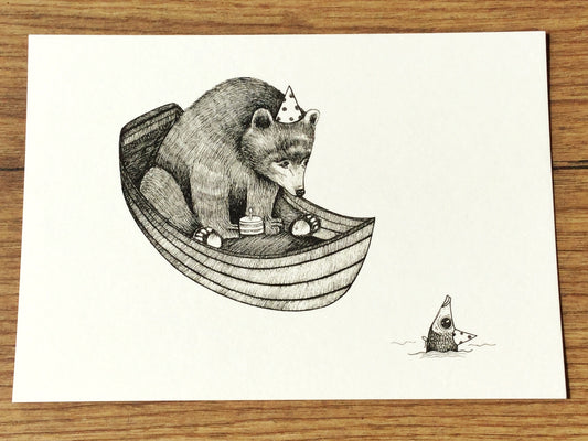 Polly Paper - Postkarte von Ligarti mit schwarzweiß-Zeichnung eines Bären mit Geburtstagshütchen und Mini-Geburtstagstorte vor sich in einem Boot