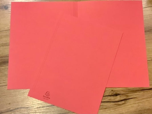Roter Aktendeckel aus Recyclingpapier offen