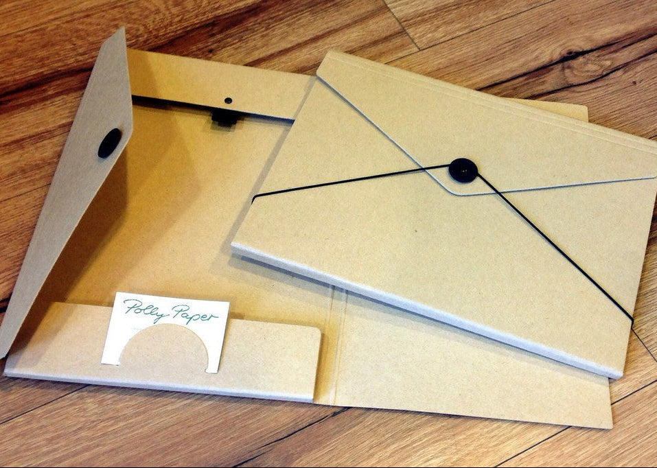 Sammelmappe A4 naturbraun mit Gummizug und Stiftschlaufe - erhältlich bei Polly Paper in Berlin-Mitte