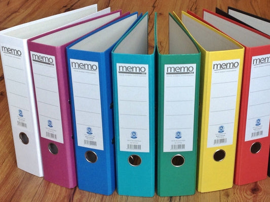 Hebelordner in 8 Farben: weiß, lila, blau, türkis, grün, gelb, rot und schwarz. 
Erhältlich bei Polly Paper / Umweltfreundlicher Bürobedarf in Berlin-Mitte