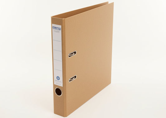 Kraftbrauner schmaler Aktenordner mit weißem Etikett auf dem ca. 4 cm schmalen Rücken. Umweltfreundlicher Bürobedarf bei Polly Paper in Berlin