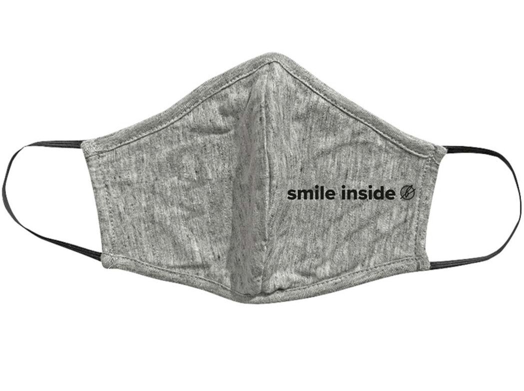 hellgraue Stoffmaske für Kinder mit dem schwarzen Aufdruck: smile inside