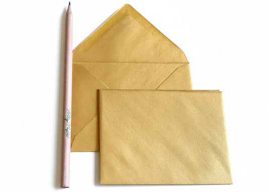 Kleines goldenes Kuvert in DIN C7 (8x11,5) von Rössler Papier.
Bei Polly Paper Schreibwaren Berlin Mitte